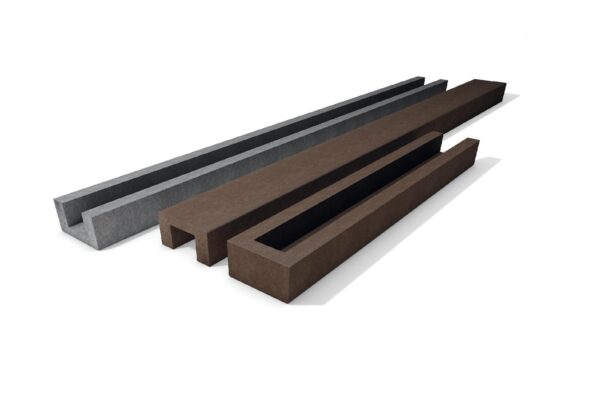 Ansicht von drei verschiedenen Reitplatzeinfassung Profilen in grau, braun und einem braunen Endstück
