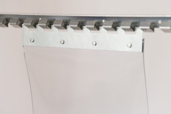 Rückseiten Ansicht der Aufhängung eines PVS Vorhang. Hier sieht man dass sie einfach nur in Hacken gehängt werden