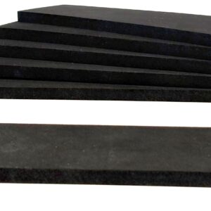 Unterlagen für Reithalfter aufgestappelt, eine liegt vor dem Stappel