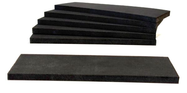 Unterlagen für Reithalfter aufgestappelt, eine liegt vor dem Stappel