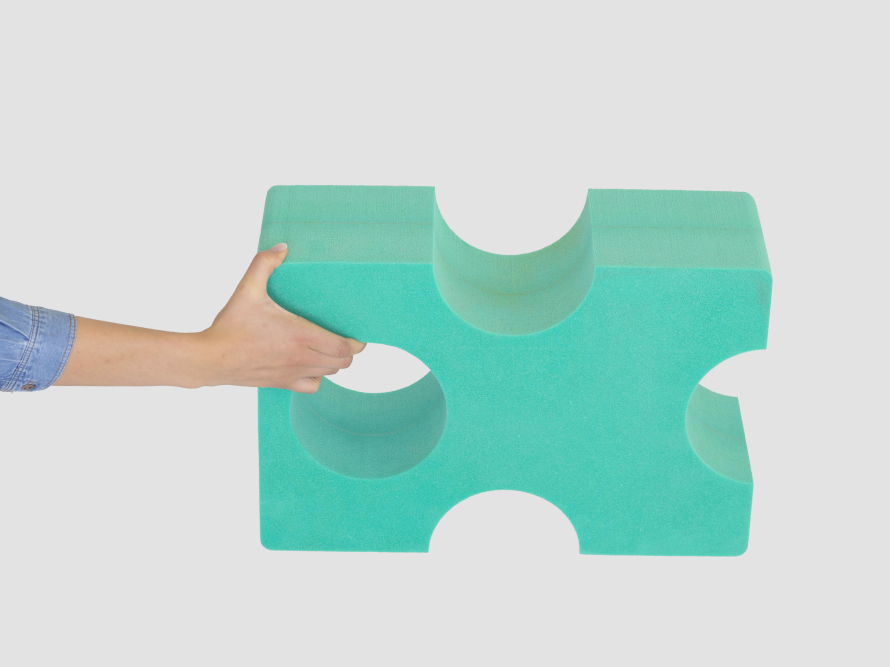 Hand hält türkises Cavalettis ins Bild